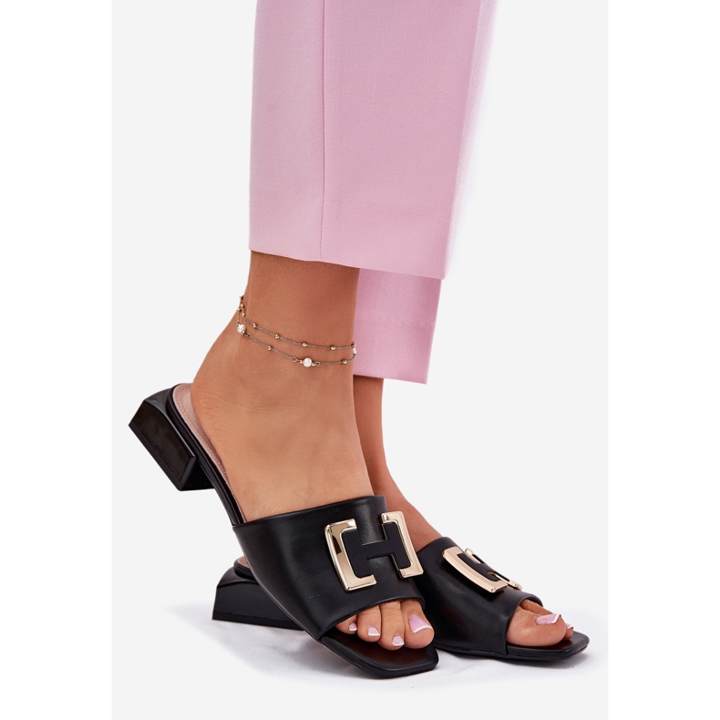 Elegantne ženske papuče na bloku sa zlatnim detaljima Vinceza 62229 crno 1