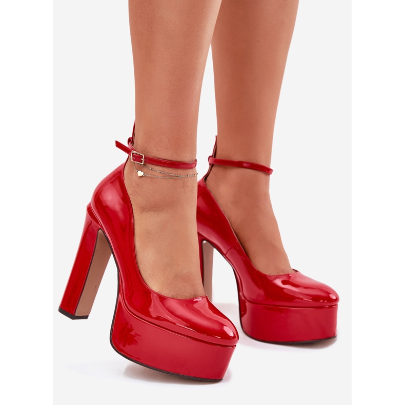 Oslikane pumpe na visokoj post i crvenoj platformi crvena 1