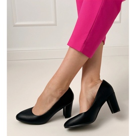 Crne klasične pumpe na postu crna 1