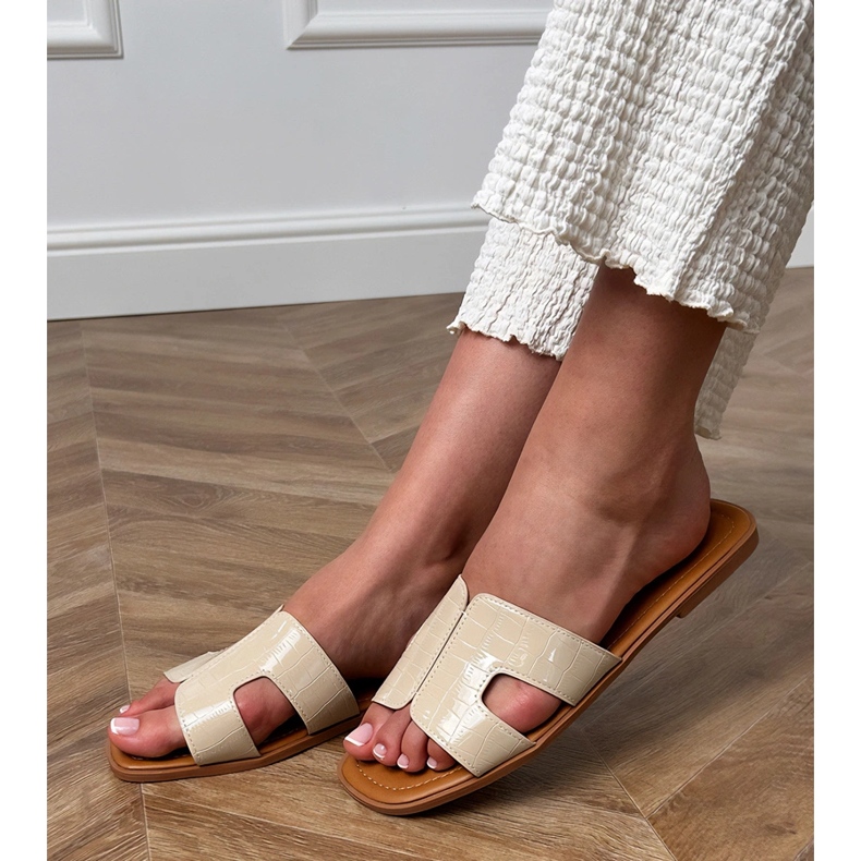 Bež zaklopke na ravnom potplatu s pritiskom 1