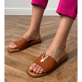 Smeđi okret -flops sa zlatnim ukrasom smeđa 1