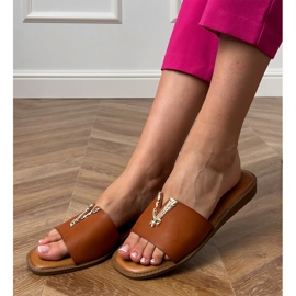 Smeđi okret -flops sa zlatnim ukrasom smeđa 2