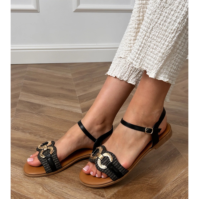 Crne ravne sandale sa zlatnim ukrasom crna 1