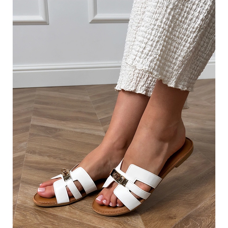 Bijeli prelepovi s izrezima na pojasu i zlatnim ukrasom bijela 1