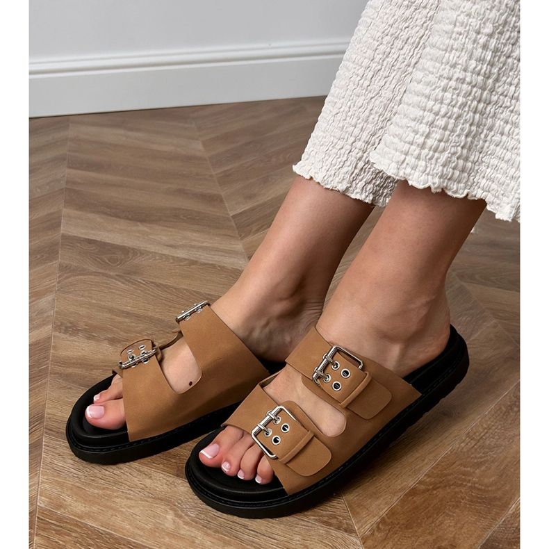 Smeđi okret -flopi s stezaljkama na prugama smeđa 1