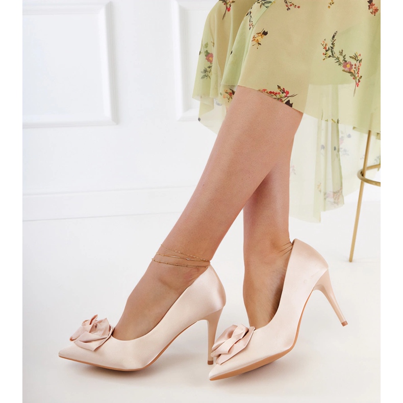 Bež satenske pumpe s cvijetom 1