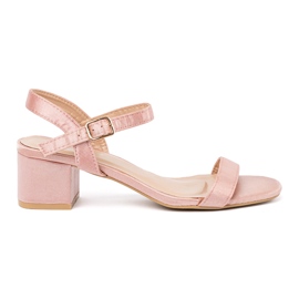 Svijetlo ružičaste sandale na postu ružičasta 2