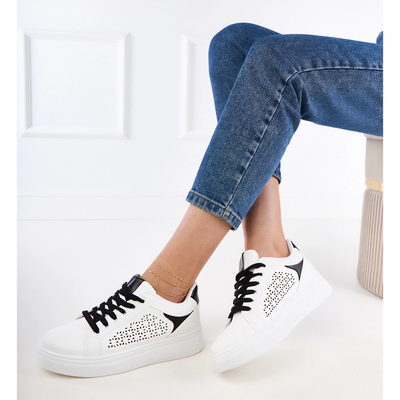 Bijele tenisice s crnim umetcima na platformi bijela 2