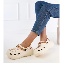 Bež flip -flops sagrađen od ukrasa 2