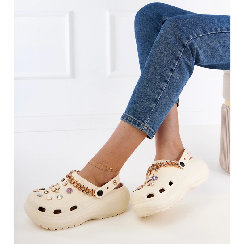 Bež flip -flops sagrađen od ukrasa 2