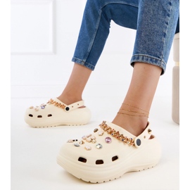 Bež flip -flops sagrađen od ukrasa 1