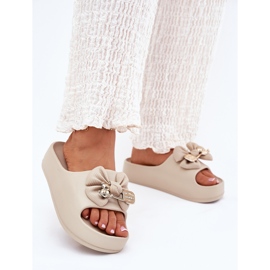 Ženske pjene lepršaju na platformi lukom i tamnim bež broševima 2