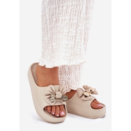 Ženske pjene lepršaju na platformi lukom i tamnim bež broševima 1