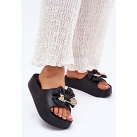 Ženske papuče od pjene na platformi s lukom i crni broš crno 2