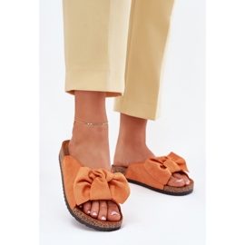 Ženski prelepovi na narančastom luku 2