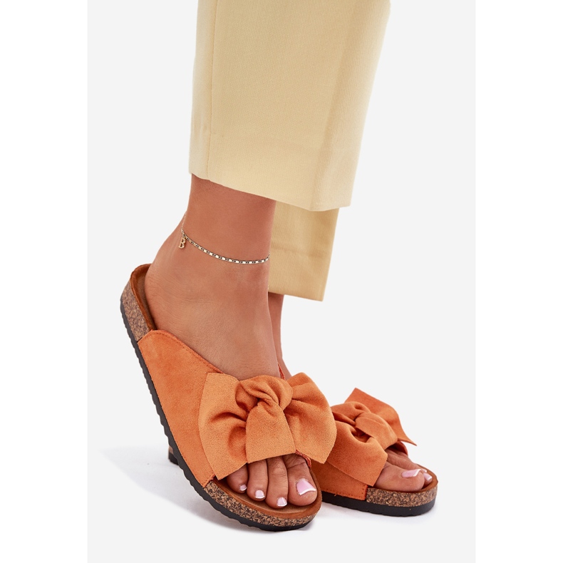 Ženski prelepovi na narančastom luku 1