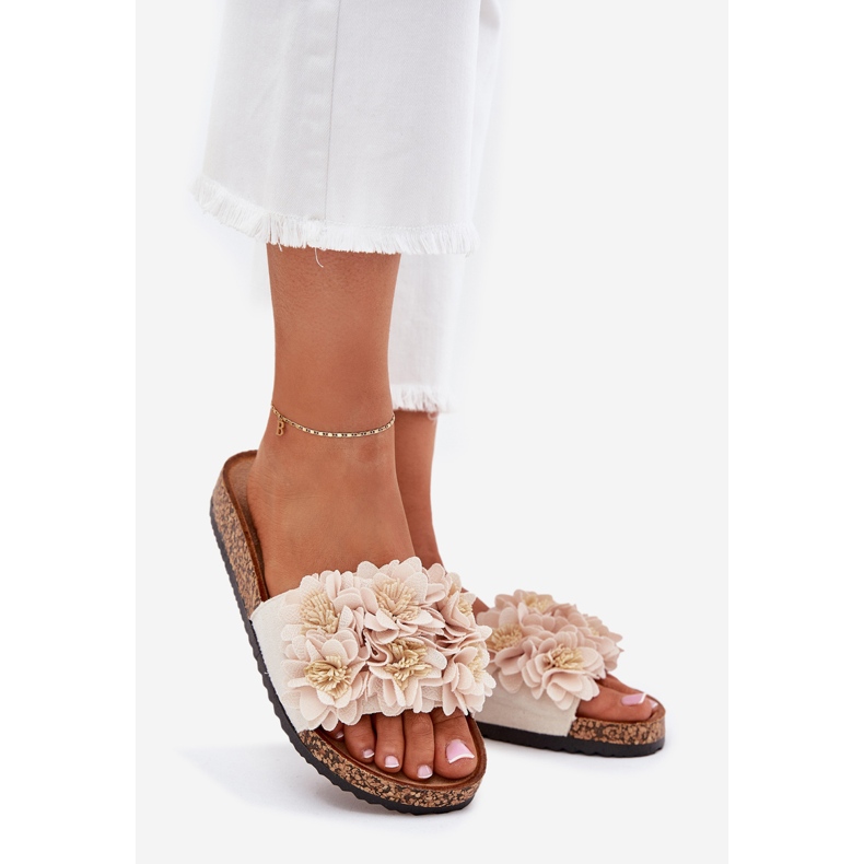 Ženske papuče na plutama s cvijećem bež 1