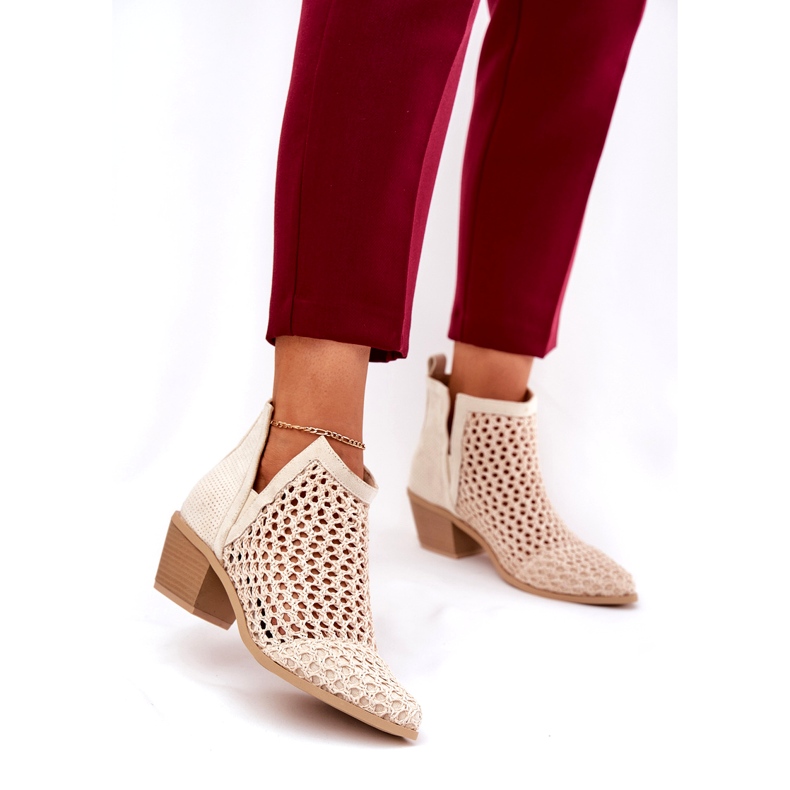 Otvorene ženske visoke potpetice s izrezima i svijetlim bež pletenicama 2