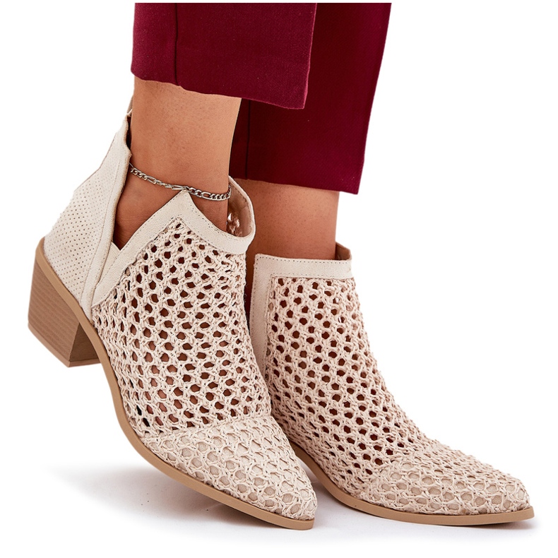 Otvorene ženske visoke potpetice s izrezima i svijetlim bež pletenicama 4