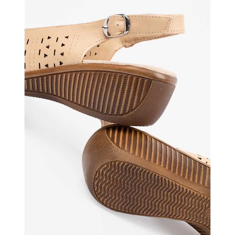 Shelvt Bež sandale s otvorenim klinovima 1