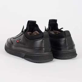 Crne sportske cipele izolirane crno 1