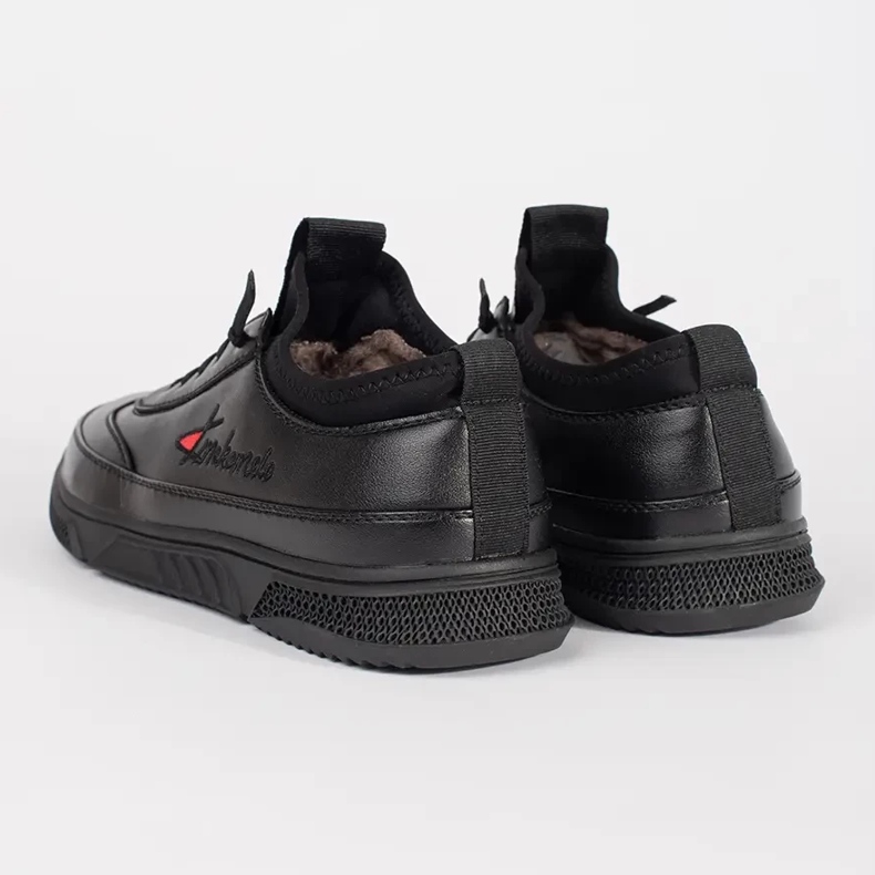 Crne sportske cipele izolirane crno 1