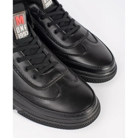 Crne sportske cipele izolirane crno 2