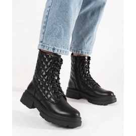 Crni prožet radnici na platformi crna 2