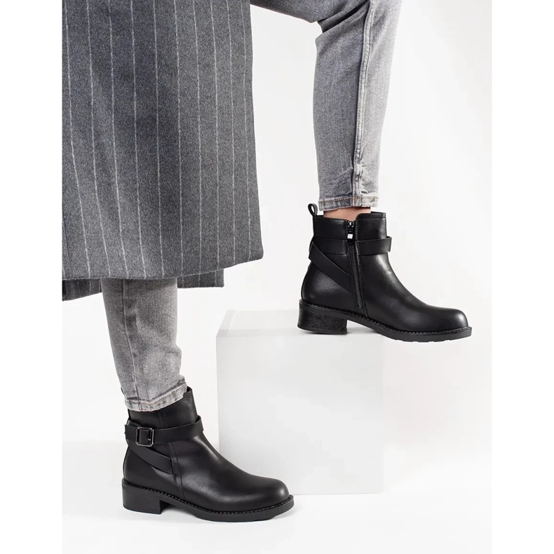 Crne čizme s niskim slovima ukrašene trakama crno 1