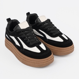 Crne tenisice s bijelim umetcima. crna 2