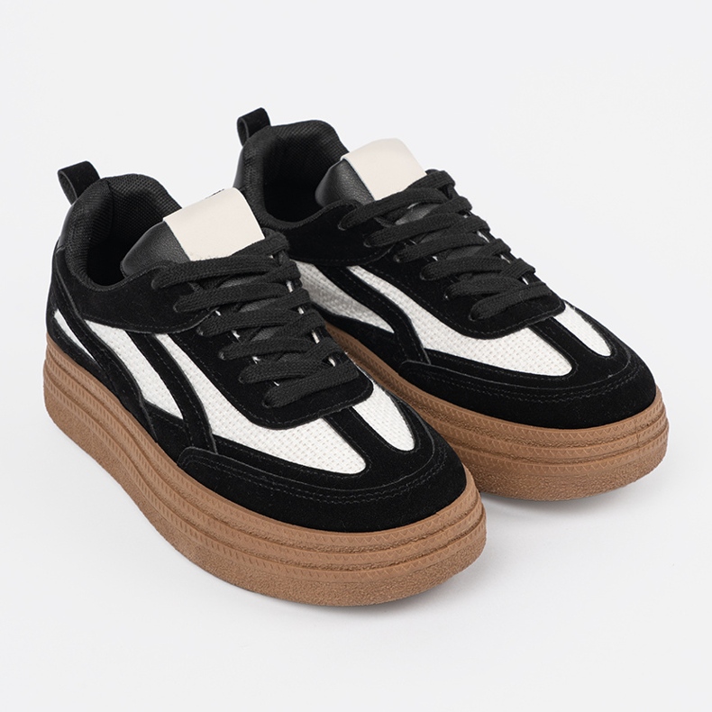 Crne tenisice s bijelim umetcima. crna 2