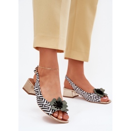 Ženske kožne sandale na bloku s ukrasnim cvijećem Laura messi 2973 bijela i crna 2