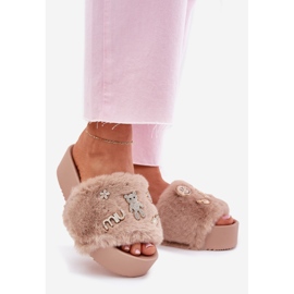 Ženski prelepozi na platformi s krznim i zlatnim igle bež 1