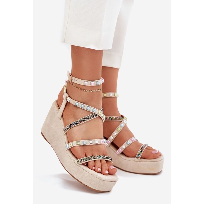 Ženske sandale za klin s ukrasom na prugama bež 1