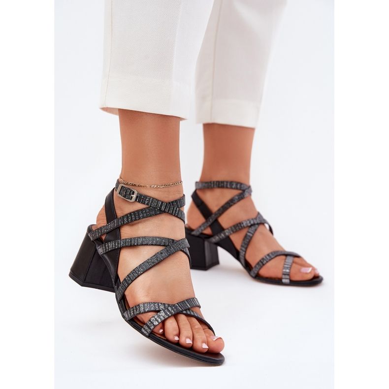 Ženske kožne sandale s prugama na Maciejka Post 06969-01 crno crna 2
