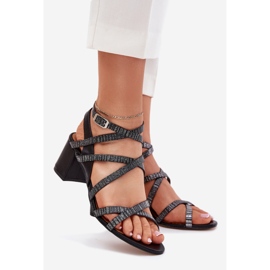 Ženske kožne sandale s prugama na Maciejka Post 06969-01 crno 1