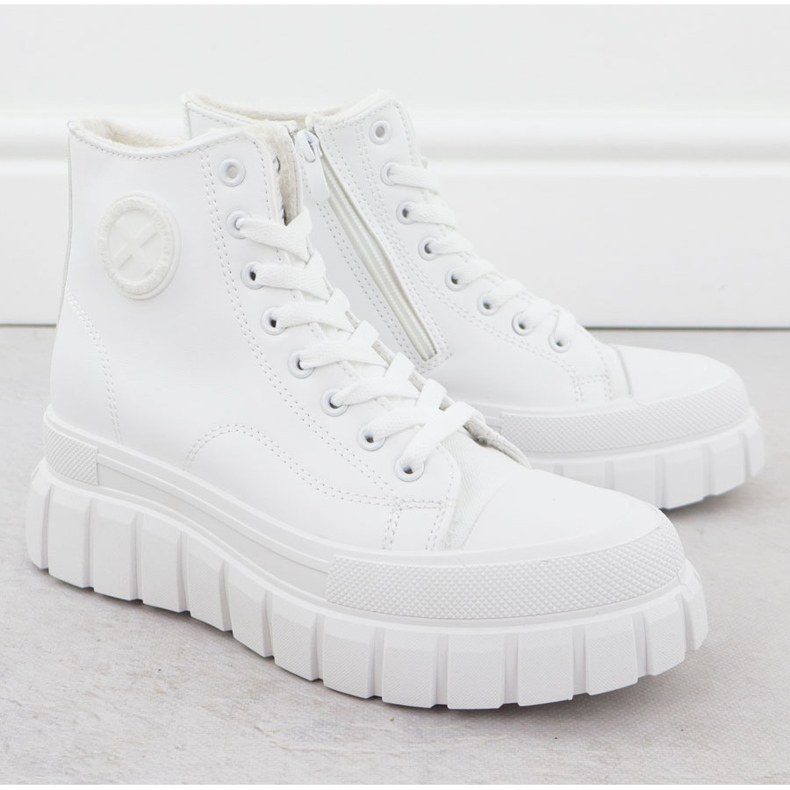 News Visoke tenisice izolirane na bijeloj vijesti 9152 bijela 2