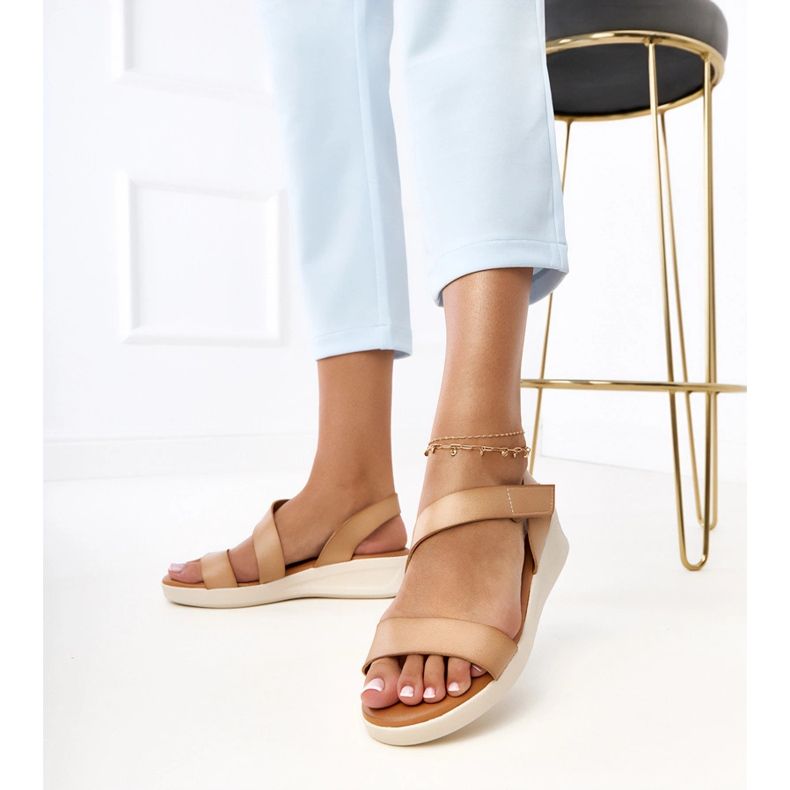 Bež sandale na niskom klinu Verkado 2