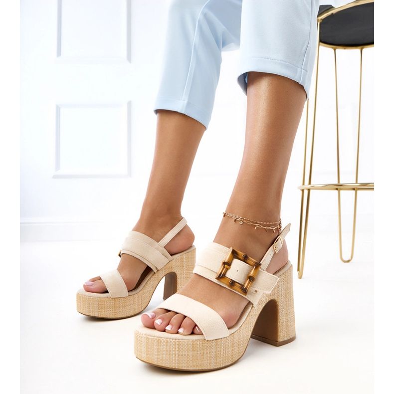 Bež sandale na stanici ukrašenim stezaljkom Eligera 1