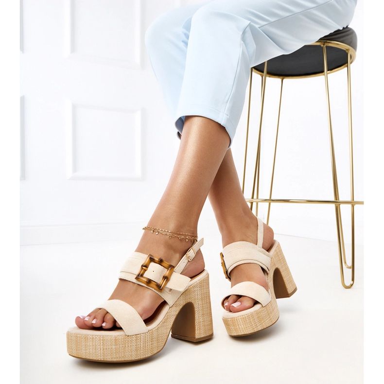 Bež sandale na stanici ukrašenim stezaljkom Eligera 2