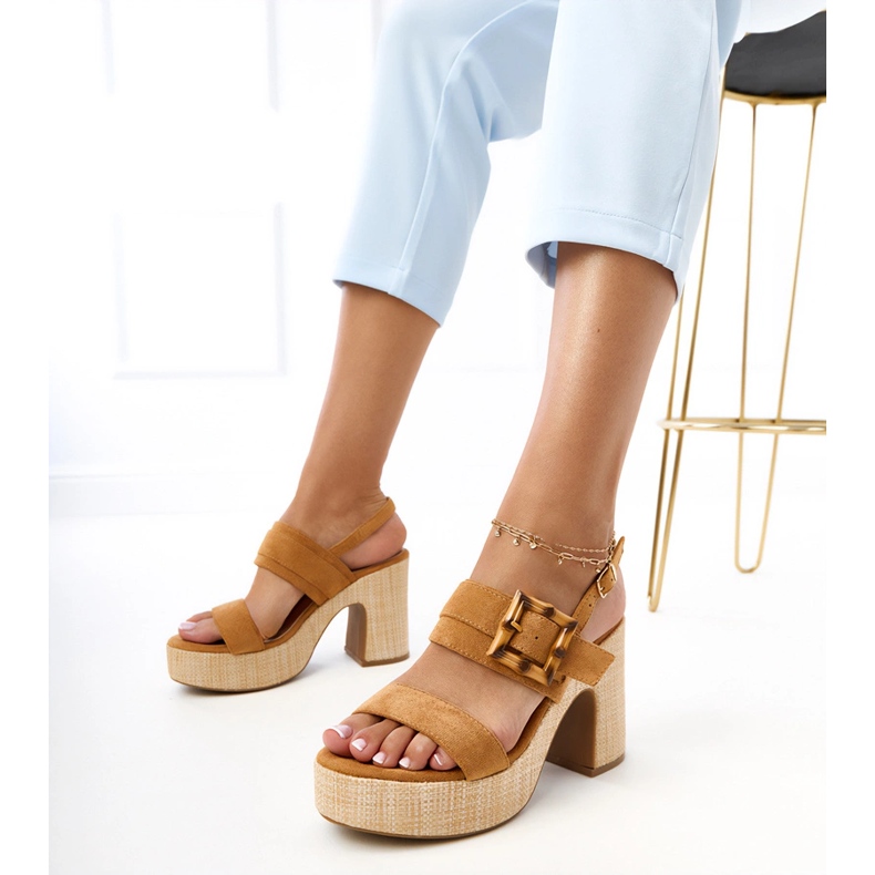 Smeđe sandale na stanici ukrašene stezaljkom Eligera smeđa 1