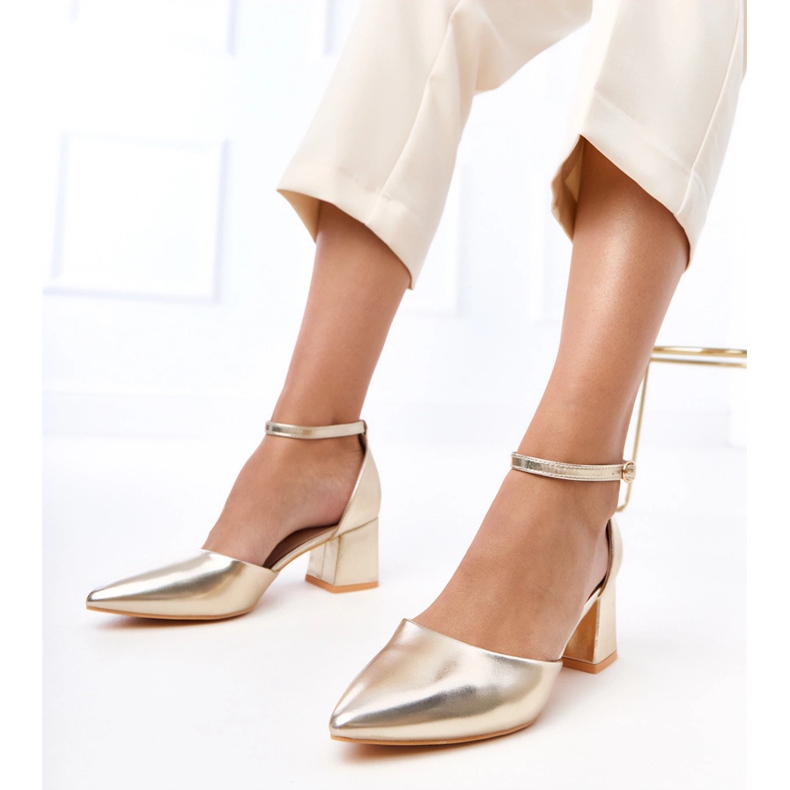 Zlatne pumpe na post pričvršćene na kerisovim kockama zlatna 1