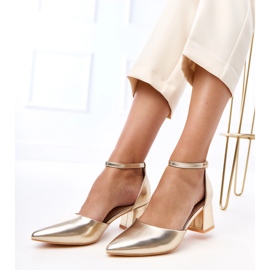 Zlatne pumpe na post pričvršćene na kerisovim kockama zlatna 2