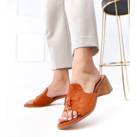 Smeđi okret -fli na ukrasu breze smeđa 2