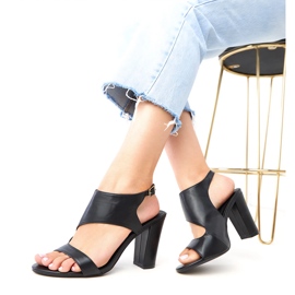 Crne sandale na posta pričvršćene Sergida kockicama crna 2