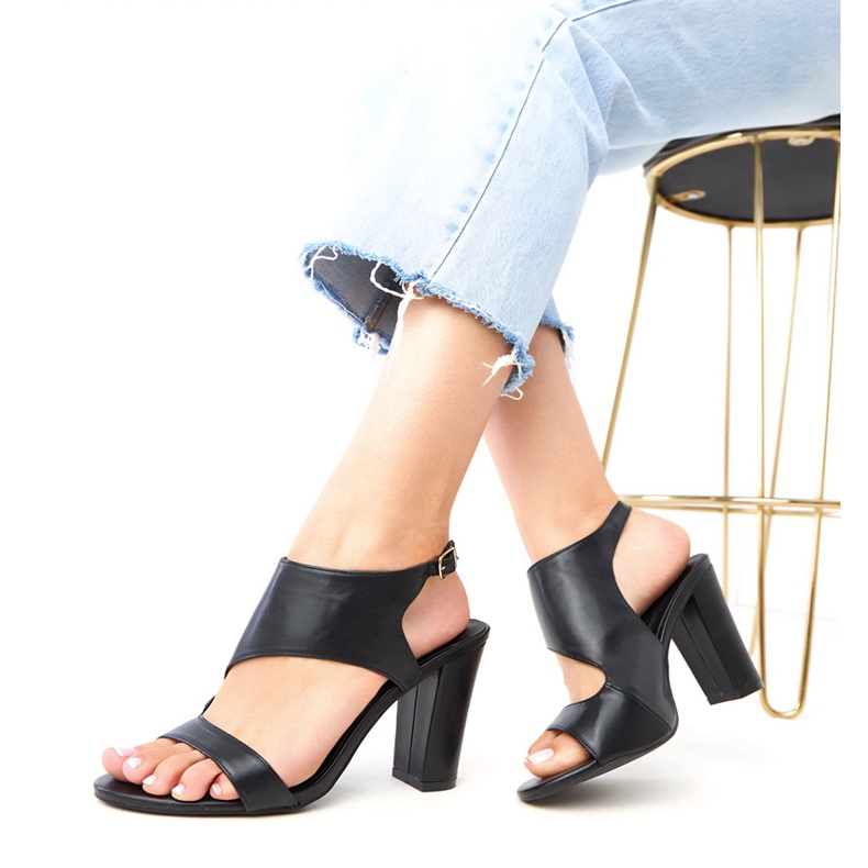 Crne sandale na posta pričvršćene Sergida kockicama crna 2