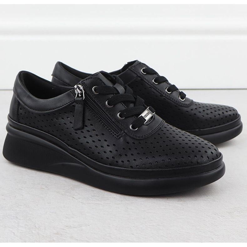 Ženske kožne cipele perforirane na klinovima crni Vinceza 79565 crno 2