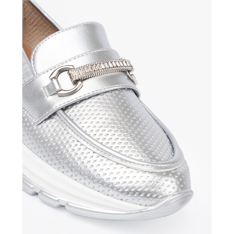 Shelvt Silver Loafers s ukrasnim zlatnim elementom srebro 1