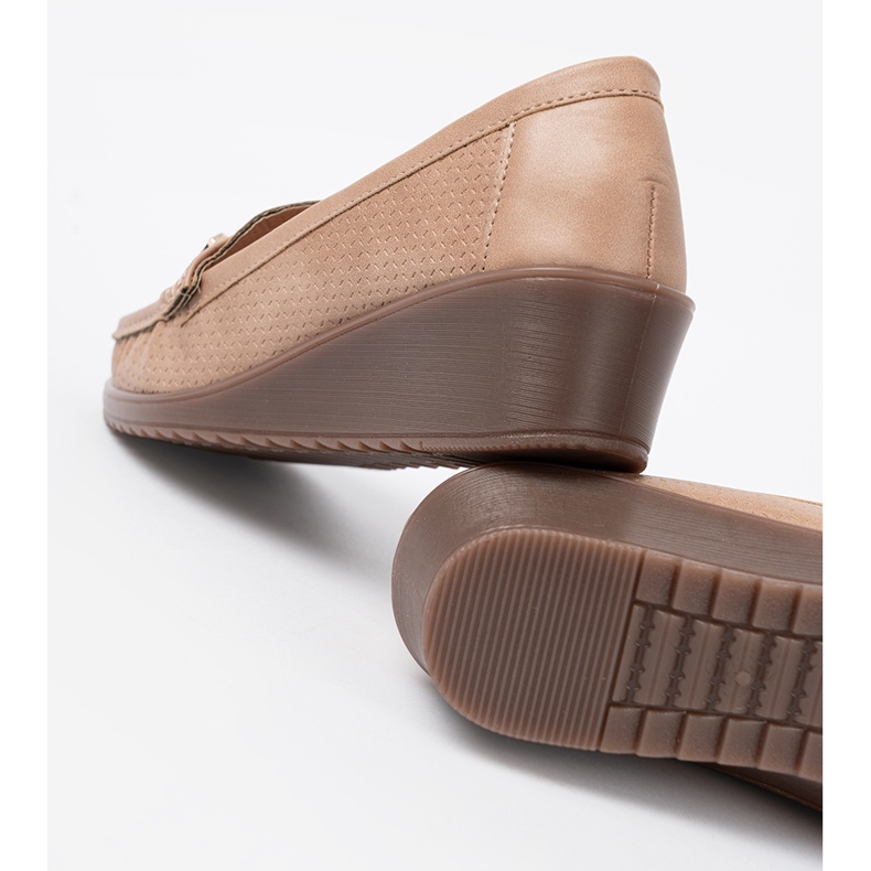 Shelvt Bež cipele sa zlatnim ukrasom 1