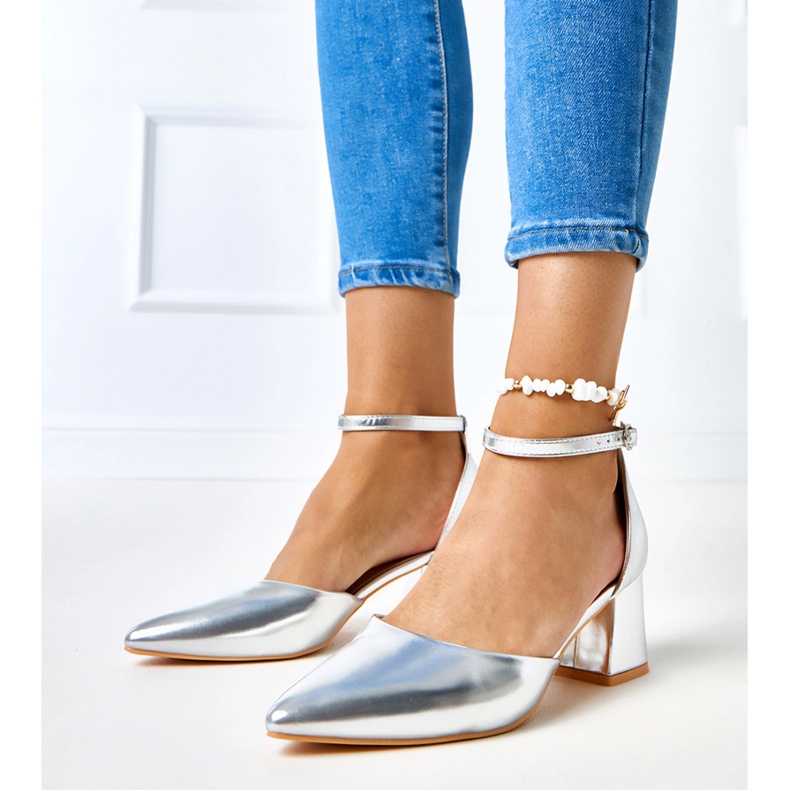 Srebrne pumpe na posta pričvršćene s kerisovim kockama srebro 1